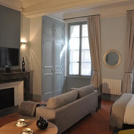 Voltaire Apartment